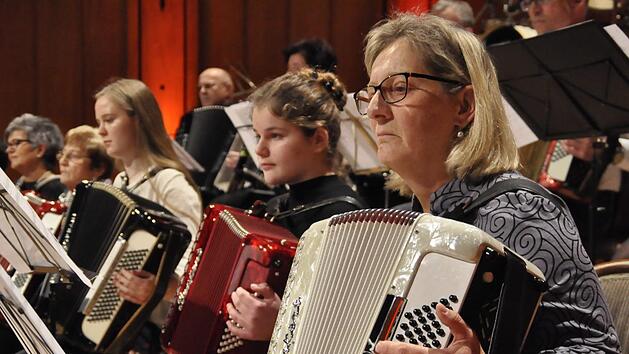 Traditionell präsentierte sich das Akkordeonorchester der Städtischen Musikschule unter der musikalischen Leitung von Michael Lukaszcyk beim Elternkonzert des Jugendmusikkorps.  Peter Klopf