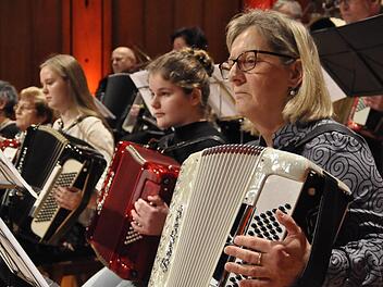 Traditionell präsentierte sich das Akkordeonorchester der Städtischen Musikschule unter der musikalischen Leitung von Michael Lukaszcyk beim Elternkonzert des Jugendmusikkorps.  Peter Klopf
