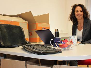 Umzugskartons, Laptop, Handy und "Nervennahrung": Schulamtsdirektorin Stefanie Mayr-Leidnecker muss am neuen Arbeitsplatz noch etwas improvisieren. Popp