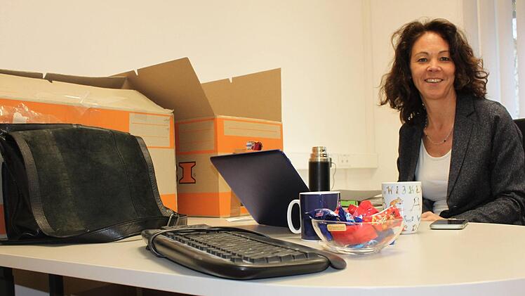 Umzugskartons, Laptop, Handy und "Nervennahrung": Schulamtsdirektorin Stefanie Mayr-Leidnecker muss am neuen Arbeitsplatz noch etwas improvisieren. Popp