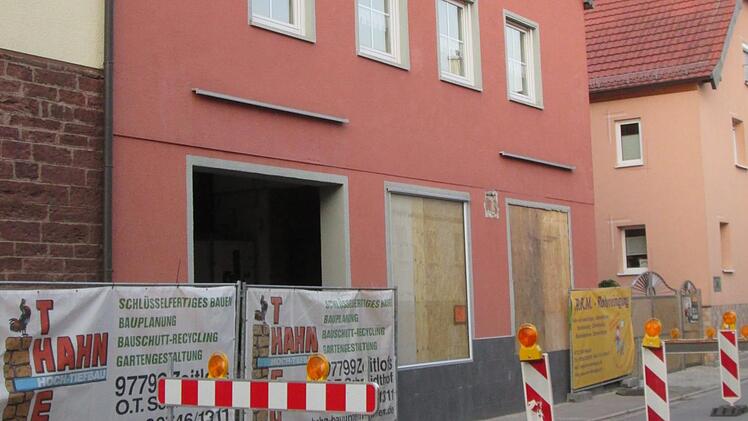 Das Arzthaus in Elfershausen wird derzeit ausgebaut und soll bis Ende des Jahres fertiggestellt sein. Foto: Winfried Ehling