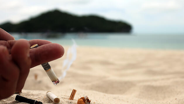 Rauchen Strand Zigarette Aschenbecher T&uuml;rkei Rauchverbot Beach Tabak Urlaub K&uuml;ste Strandurlaub Tourismus Nichtraucher Gesundheitsschutz Anti-Tabak-Gesetz Bu&szlig;geld Strafe &ouml;ffentliche Pl&auml;tze Mittelmeer rauchfrei Urlauber Reise K&uuml;stenregion Tabakverbot Gesundheitspolitik Strandrauchen Verbot Rauchverbotszone Urlaubsland Sommerurlaub