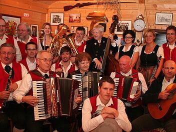 Belastbar, flexibel und insesamt eine lustige Truppe: Die Volksmusik Höchstadt. Foto: Evi Seeger