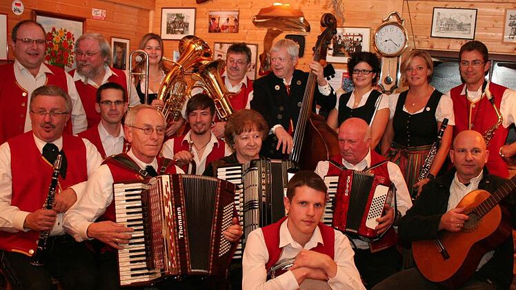 Belastbar, flexibel und insesamt eine lustige Truppe: Die Volksmusik Höchstadt. Foto: Evi Seeger