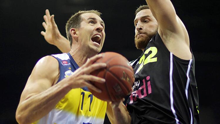 Adam Chubb (links, EWE Baskets Oldenburg) gegen Phillipp Heyden (Bayreuth).