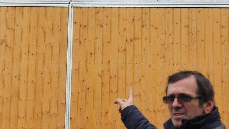 Herbert Hanna zeigt auf das Schild am Eingang zu seinem Bio-Hähnchen-Stall.  Foto: Friedwald Schedel