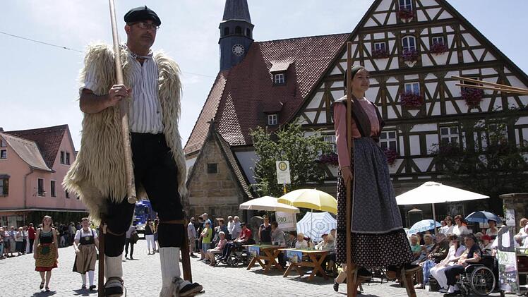 Die Stelzenläufer aus der französischen Partnerstadt Biscarrosse zogen die Blicke auf sich. Foto: Josef Hofbauer