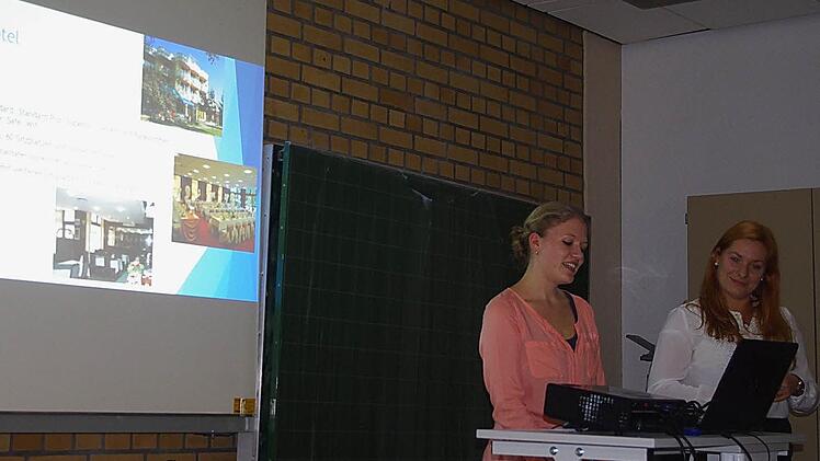 Johanna Schmitt (links) und Sabrina Schneider erzählten von ihren Erfahrungen und Erlebnissen in Ungarn. Foto: Heike Schülein
