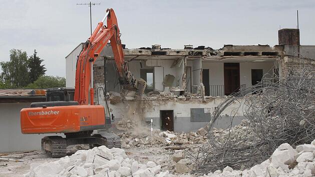Ein Bagger reißt die früheren Speditionsgebäude ab. Foto: Alexander Hartmann