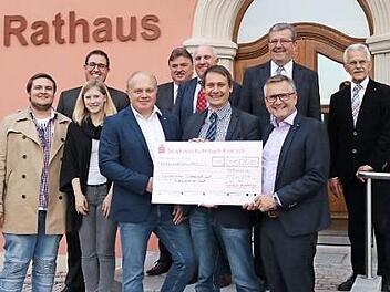 Scheckübergabe auf der Rathaustreppe  Foto: Klaus Klaschka