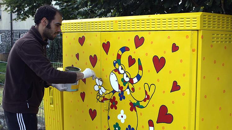 Matteo Gareis macht Nordhalben etwas bunter. Mit der "Gute-Laune-Kuh" hat er an der Hauptstraße begonnen, die Schaltkästen zu bemalen.  Michael Wunder