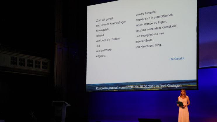 Uta Galuska beim Vortrag ihres eigenen Gedichtes zur Eröffnung des Heiligenfeld-Kongresses.Kai Fraass