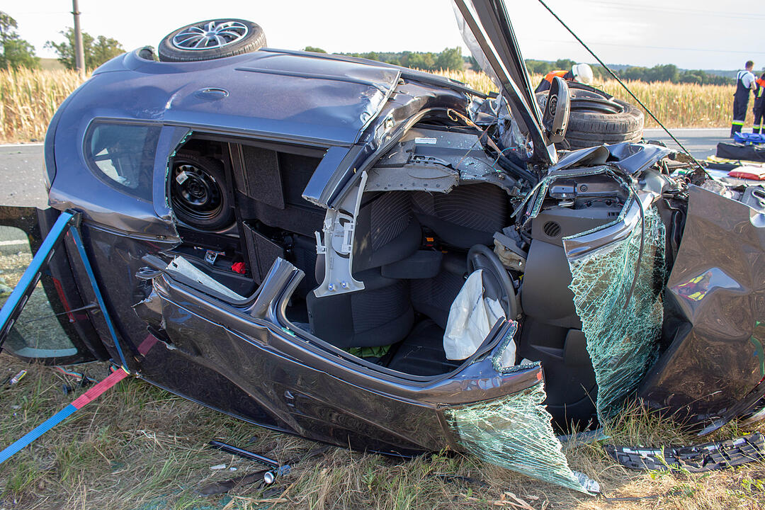Nach Frontalcrash mit drei Autos: Ein Fahrzeug landet im Maisfeld