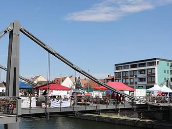Auf der Kettenbr&uuml;cke fand der Tag der Jugend statt. Foto: Barbara Herbst