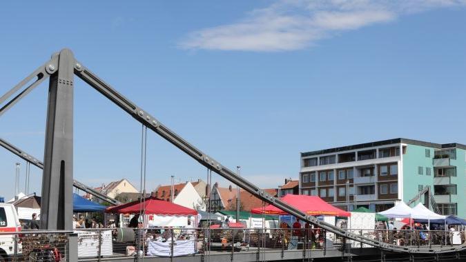 Auf der Kettenbr&uuml;cke fand der Tag der Jugend statt. Foto: Barbara Herbst
