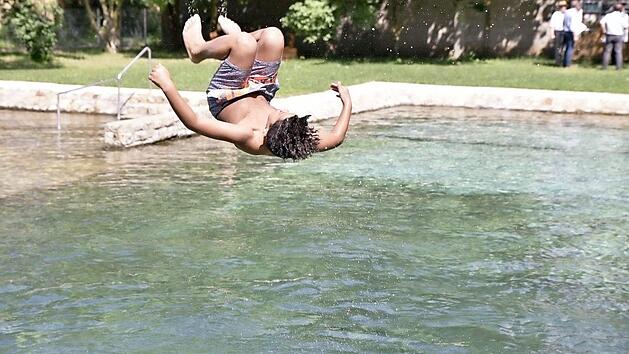 Das Hellinger Schwimmbad ist eine Besonderheit; es ist aus einem ehemaligen Feuerl&ouml;schweiher entstanden.  Foto: Gerold Snater