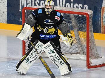 Eigentlich hütet Marco Wölfl das Bayreuther Eishockey-Tor, jetzt sitzt er wieder in Corona-Quarantäne. Fotos: Mularczyk/privat
