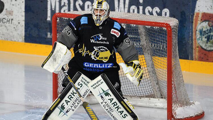 Eigentlich hütet Marco Wölfl das Bayreuther Eishockey-Tor, jetzt sitzt er wieder in Corona-Quarantäne. Fotos: Mularczyk/privat