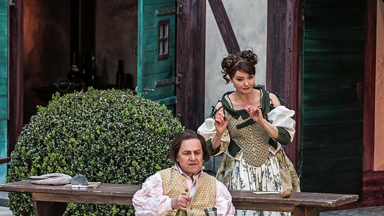 Proben-Impressionen: "Die drei Musketiere" feiern am Samstag Premiere auf der Freiluftbühne des Landestheaters Coburg rund um den Herzog-Alfred-Brunnen.Foto: Jochen Berger