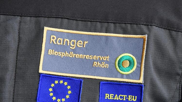 An diesem Schild mit dem EU-Logo sind die neuen Rangerinnen und Ranger zu erkennen.  Foto: Nadja Moalem