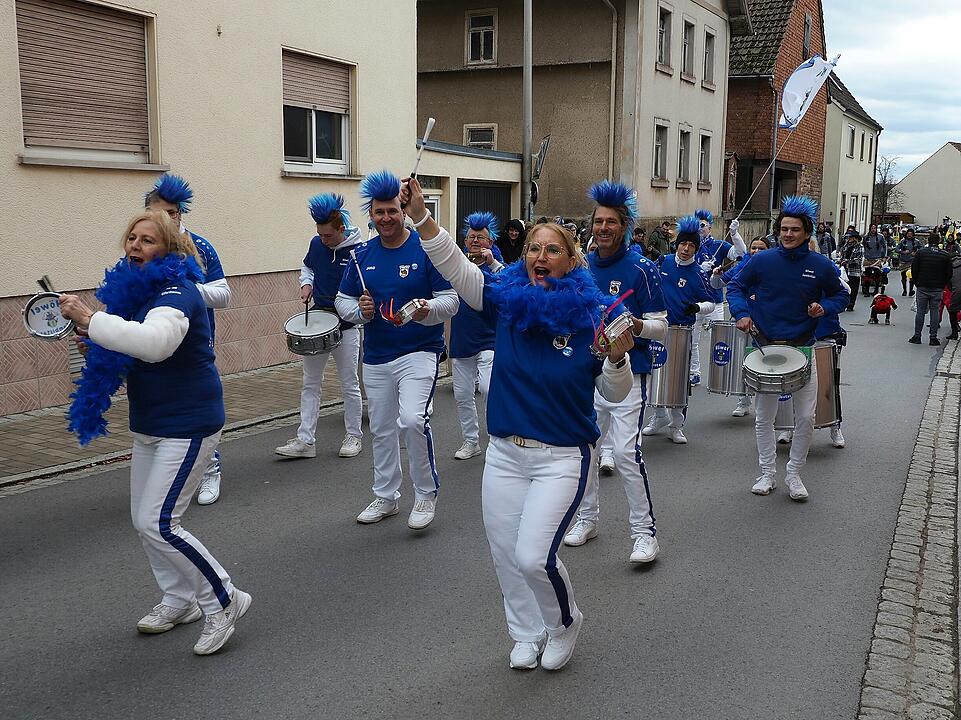 Mit vielen Fuß- und Musikgruppen