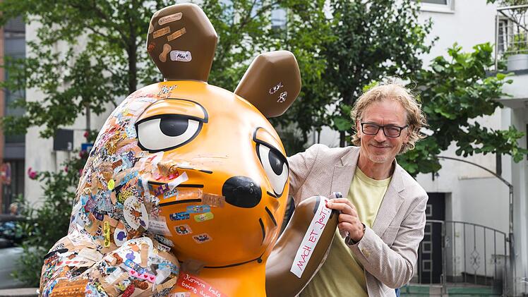 Matthias K&ouml;rnich, Leiter des Kinderprogramms beim WDR, sagte vor dem Abtransport: "Wir sind froh, dass es der Maus jetzt bald wieder besser geht."