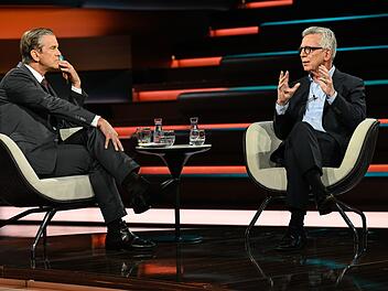 Bei "Markus Lanz" lie&szlig; sich Thomas de Maizi&egrave;re nicht dazu dr&auml;ngen, &ouml;ffentlich gegen die Bundesregierung auszuteilen.