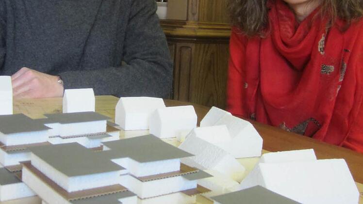 Günther Deinlein und Petra Kraus-Deinlein werden auf einem ehemaligen Gärtnereigelände im Staffelsteiner Stadtkern das Projekt "Sonnensiedlung" verwirklichen, dessen Modell hier vor ihnen steht.