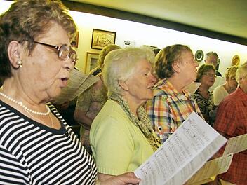 Frauen geben bei den Ziegelhüttener Sängern den Ton an. Die Zahl der Männer, die sich für den Chorbesang begeistern können, ist beschaulich. der Versuch, Nachwuchs zu gewinnen, scheitert, sagt Vorsitzender Wilfried Grenz. Fotos: Sonja Adam