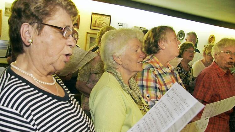 Frauen geben bei den Ziegelhüttener Sängern den Ton an. Die Zahl der Männer, die sich für den Chorbesang begeistern können, ist beschaulich. der Versuch, Nachwuchs zu gewinnen, scheitert, sagt Vorsitzender Wilfried Grenz. Fotos: Sonja Adam