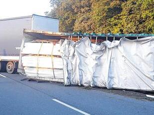 Lkw-Anhänger kippt um