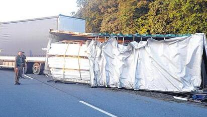 Lkw-Anhänger kippt um