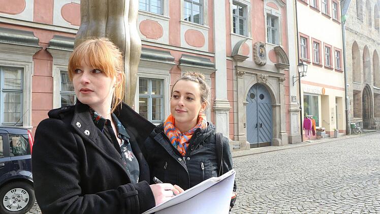 Lisa Deckelmann und Alexandra Friedrich am Pfahlplätzchen als zweiter Station. Foto: Barbara Herbst
