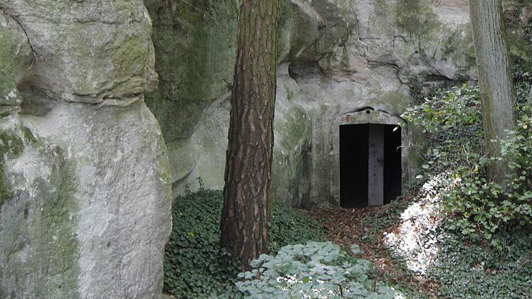 Mitten im Wald, nahe der Ortschaft Herrnsdorf, wurden ab 1927 die Bierfässer in einem Felsenkeller gelagert.  Fotos: C. Pack