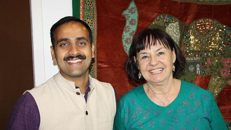 An die Anfänge der Gesundheitstage 1998 kann sich Ebba-Karina Sander erinnern. Damals war sie gerade bei den Heiligenfeld-Kliniken. Mittlerweile hat sie in Bad Bocklet eine Einrichtung für Ayurvedische Medizin aufgebaut. "Das läuft super", ist sie zufrieden. Das habe auch viel damit zu tun, dass sie kurz vor der Eröffnung 2014 auf den Gesundheitstagen dafür warb. Das Interesse heuer war erneut groß. Foto: Ralf Ruppert