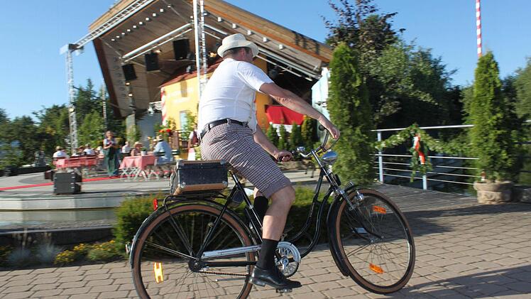 Am Publikum vorbei dem Auftritt entgegen, rollte Rechtsanwalt Dr. Otto Siedler (Rüdiger Pohl).