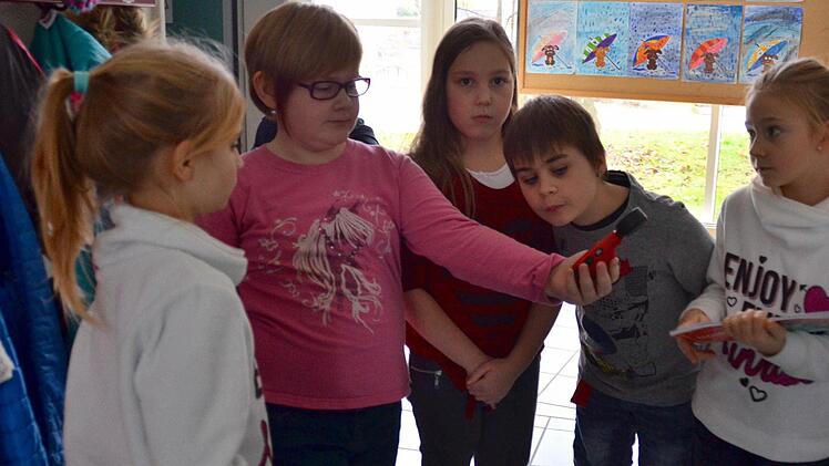 Angehende Energiedetektive bei der Arbeit im Schulhaus: Hier sind Marie (von rechts), Amke, Stelle, Nico und Laura dabei, zu überprüfen, ob der Flur ausreichend Tageslicht bekommt und ob das elektrische Licht zu hell oder zu dunkel ist.  Foto: Kathrin Kupka-Hahn