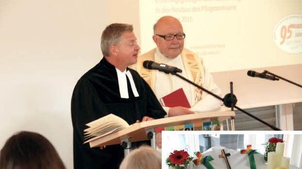 Die Vertreter beider Konfessionen in der Gartenstadt, Dr. Diethard Buchstädt (links) und der Subsidiar, Pfarrer Josef Eckert vollziehen die feierliche ökomenische Weihe des neuen Pflegezentrums.