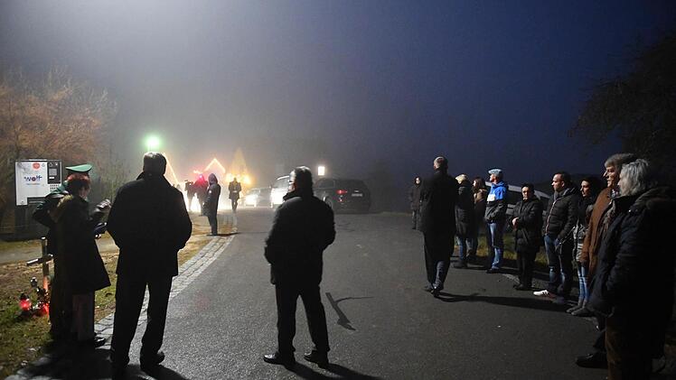 Das Gericht machte sich bei einer Ortsbegehung in Unterschleichach am Abend noch ein Bild von der Umgebung.  Foto: Ronald Rinklef