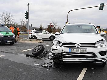 Ein Mazda (hinten) und ein VW Touareg stießen am ampelgeregelten Abzweig nach Redwitz der B 173 zusammen. Beide Fahrzeuge haben Totalschaden. Foto: Frank Spitzenpfeil