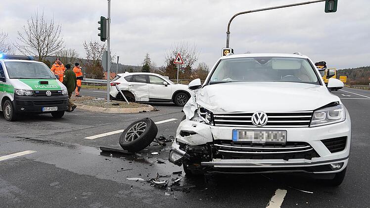 Ein Mazda (hinten) und ein VW Touareg stießen am ampelgeregelten Abzweig nach Redwitz der B 173 zusammen. Beide Fahrzeuge haben Totalschaden. Foto: Frank Spitzenpfeil