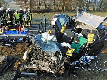 Beide Autos wurden bei dem Frontalzusammenstoß völlig zerstört. Unser Bild zeigt im Vordergrund den Renault der 60-jährigen Frau, die eingeklemmt und schwer verletzt wurde. Im Hintergrund steht der Toyota der 29-Jährigen, die ums Leben gekommen ist.  Foto: Klaus Schmitt