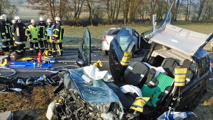 Beide Autos wurden bei dem Frontalzusammenstoß völlig zerstört. Unser Bild zeigt im Vordergrund den Renault der 60-jährigen Frau, die eingeklemmt und schwer verletzt wurde. Im Hintergrund steht der Toyota der 29-Jährigen, die ums Leben gekommen ist.  Foto: Klaus Schmitt