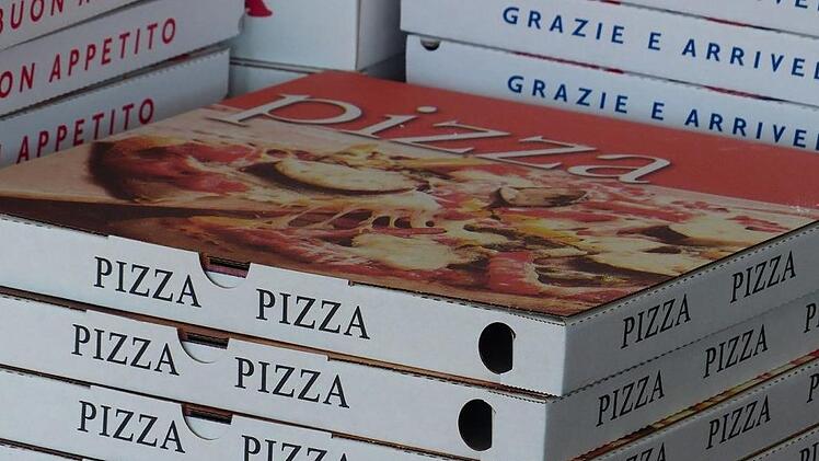 Attendorn in Nordrhein-Westfalen: Ein  Junge (12) wirft einen leeren Pizzakarton  in einen &ouml;ffentlichen M&uuml;lleimer und   soll daf&uuml;r ein Verwarnungsgeld zahlen. Nun bezieht der B&uuml;rgermeister des Ortes, Christian Pospischil, Stellung. Symbolfoto: pixabay.com/Hans