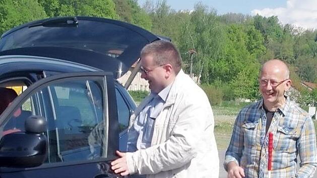 Rainer Hader (links) nimmt im Fahrschulauto Platz. Mit auf dem Bild aus dem Vorjahr ist Fahrlehrer Udo Janke. Foto: Heike Schülein