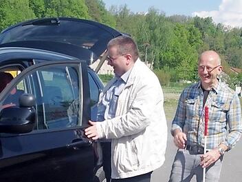 Rainer Hader (links) nimmt im Fahrschulauto Platz. Mit auf dem Bild aus dem Vorjahr ist Fahrlehrer Udo Janke. Foto: Heike Sch&uuml;lein