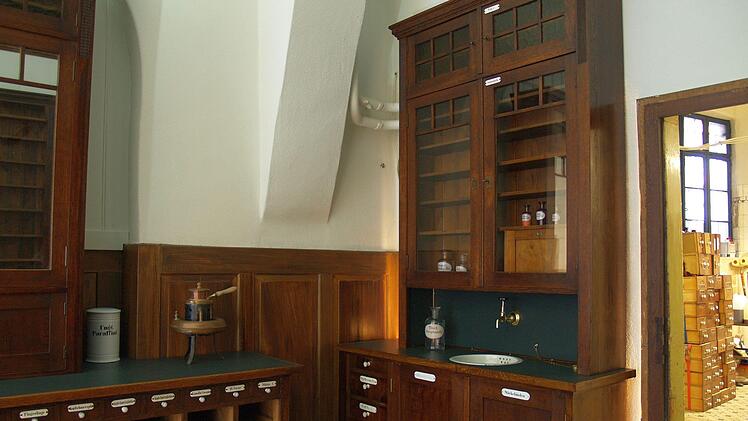 Die ursprüngliche "Glück-Auf-Apotheke", die aus einem Hospital in Unna stammt, fand Alexander Mohr 2012 im Internet.Foto: Alexander Mohr
