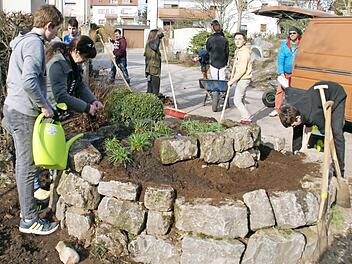 Einen Bericht über die Praxisklassen an der Mittelschule Haßfurt hörte die Zweckverbandsversammlung Schulzentrum Haßfurt. Die P-Klassen machen viele Praktika und setzen auch Akzent in den Außenanlagen ihrer Schule, hier bei der Anlage einer Kräuterschnecke.  Foto: Sabine Weinbeer/Archiv