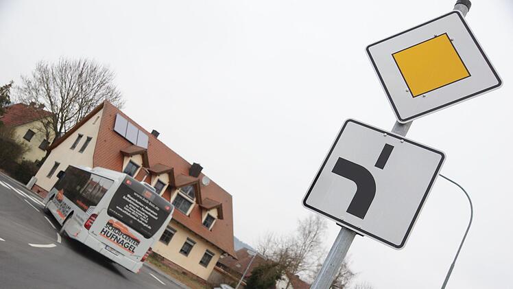 Am Kreuzungspunkt Friedhofstraße/Am Sportzentrum gibt es jetzt eine abknickende Vorfahrt. Foto: Arkadius Guzy