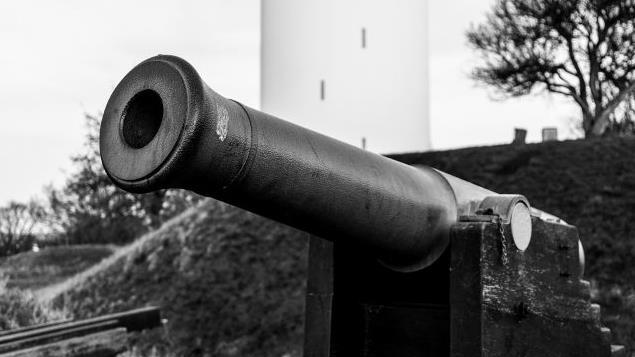 Am Donnerstagvormittag hat sich in Bayern ein schlimmer Unfall ereignet: Eine Theaterkanone z&uuml;ndete erst nach der Auff&uuml;hrung - und zwar genau in dem Moment, in dem ein kleiner Junge in das Rohr schaute. Symbolfoto: iKLICK/pixabay.com